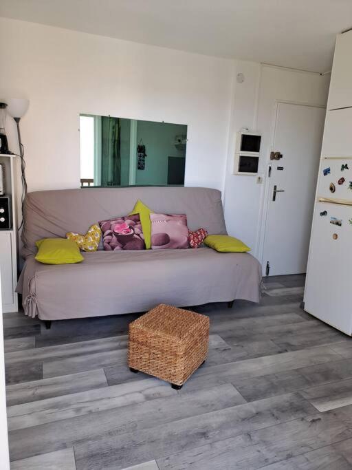 salon z kanapą w pokoju w obiekcie Coquet T2, Vue sur mer w mieście Saint Pierre La Mer