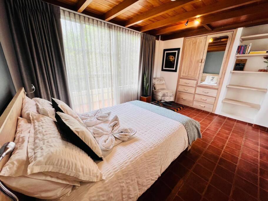 ein Schlafzimmer mit einem großen Bett und einem Fenster in der Unterkunft Galapagos studio Encantadas Sea in Bellavista