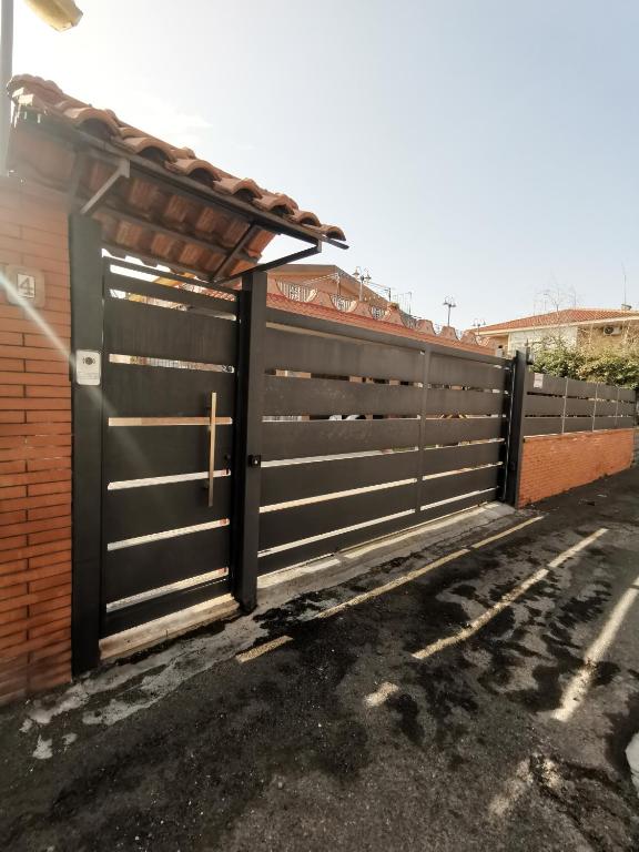 una puerta a una casa con una valla en Marina sea home, en Catania