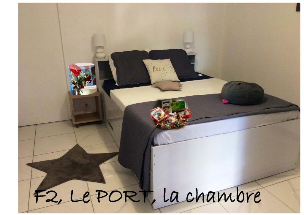 Katil atau katil-katil dalam bilik di Maison avec piscine au Port 52 m² calme et agréable