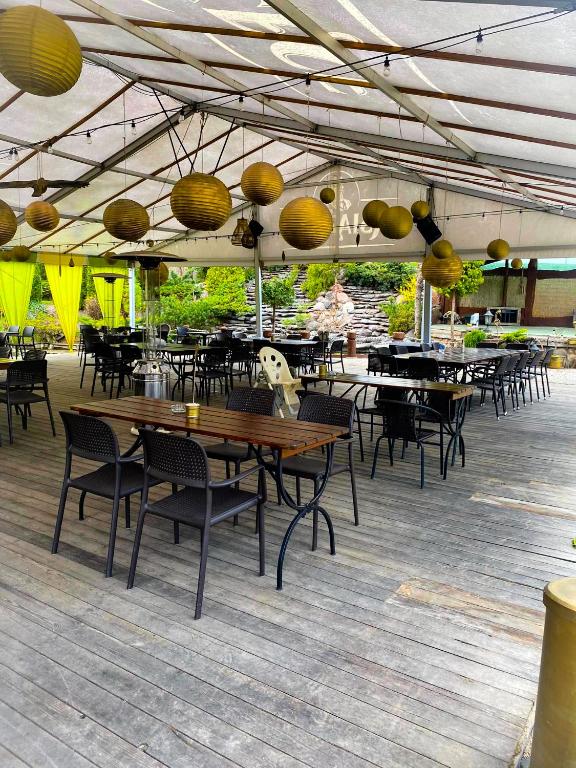 Reštaurácia alebo iné gastronomické zariadenie v ubytovaní Kaktusik