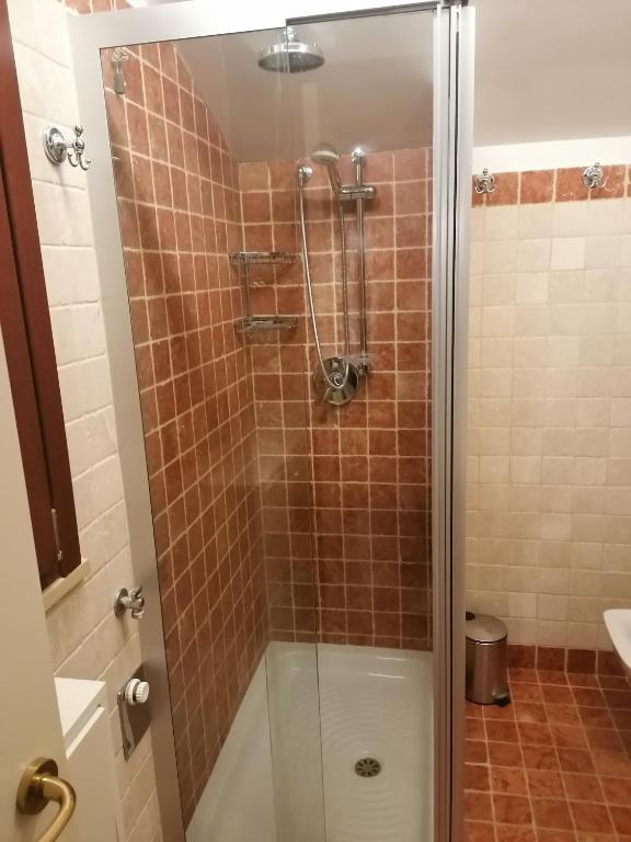 W łazience znajduje się prysznic ze szklanymi drzwiami. w obiekcie villa Grazia w mieście Rocca San Giovanni