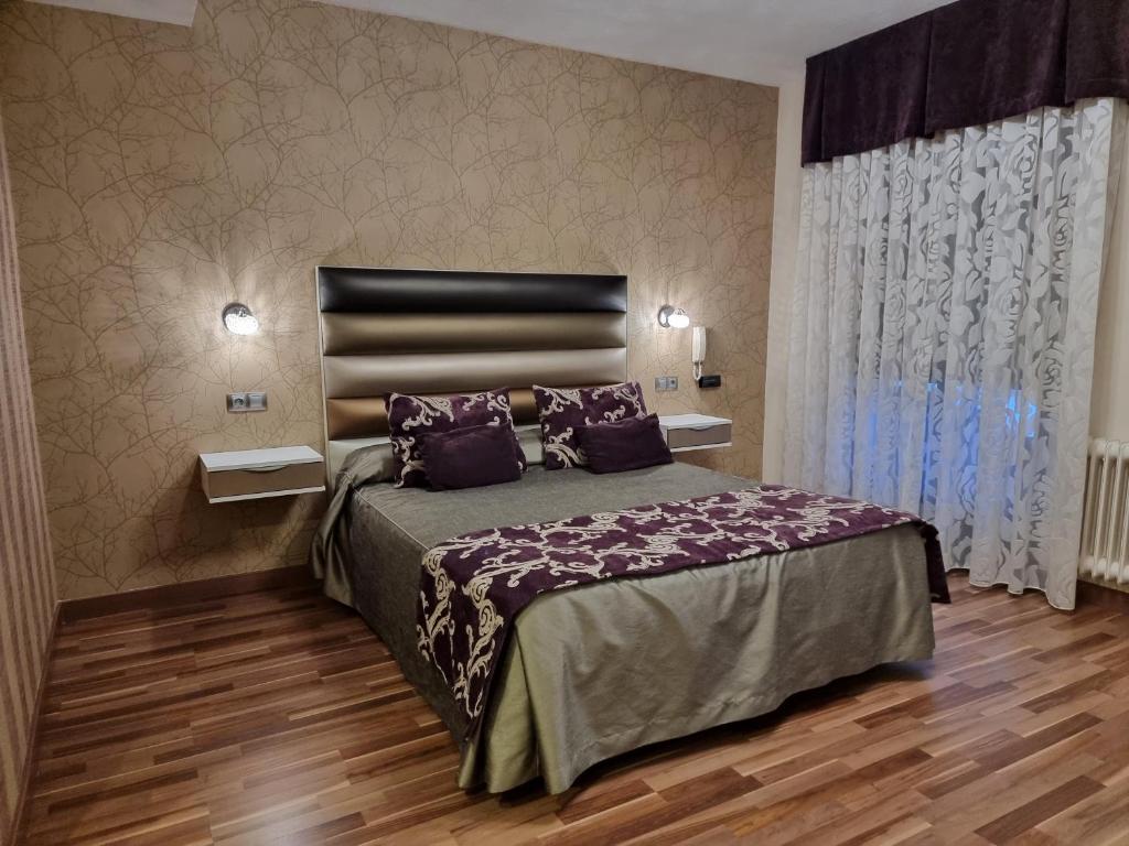 Postel nebo postele na pokoji v ubytování Hostal Sainz