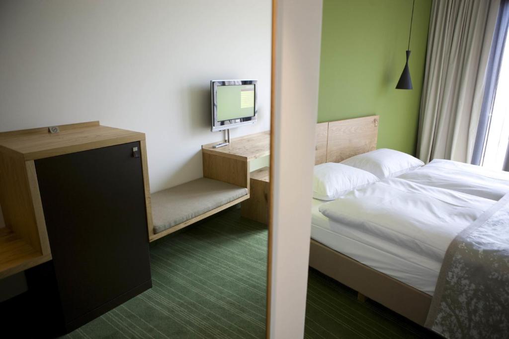 Postel nebo postele na pokoji v ubytování Fürstenfelder Hotel