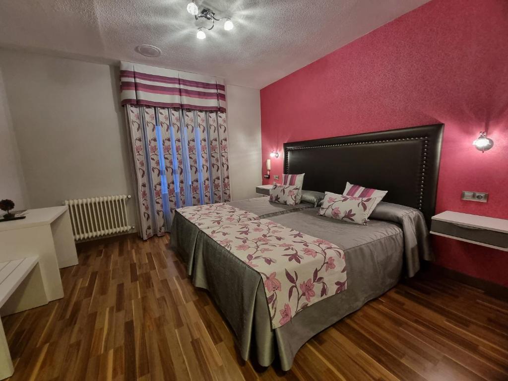 Postel nebo postele na pokoji v ubytování Hostal Sainz