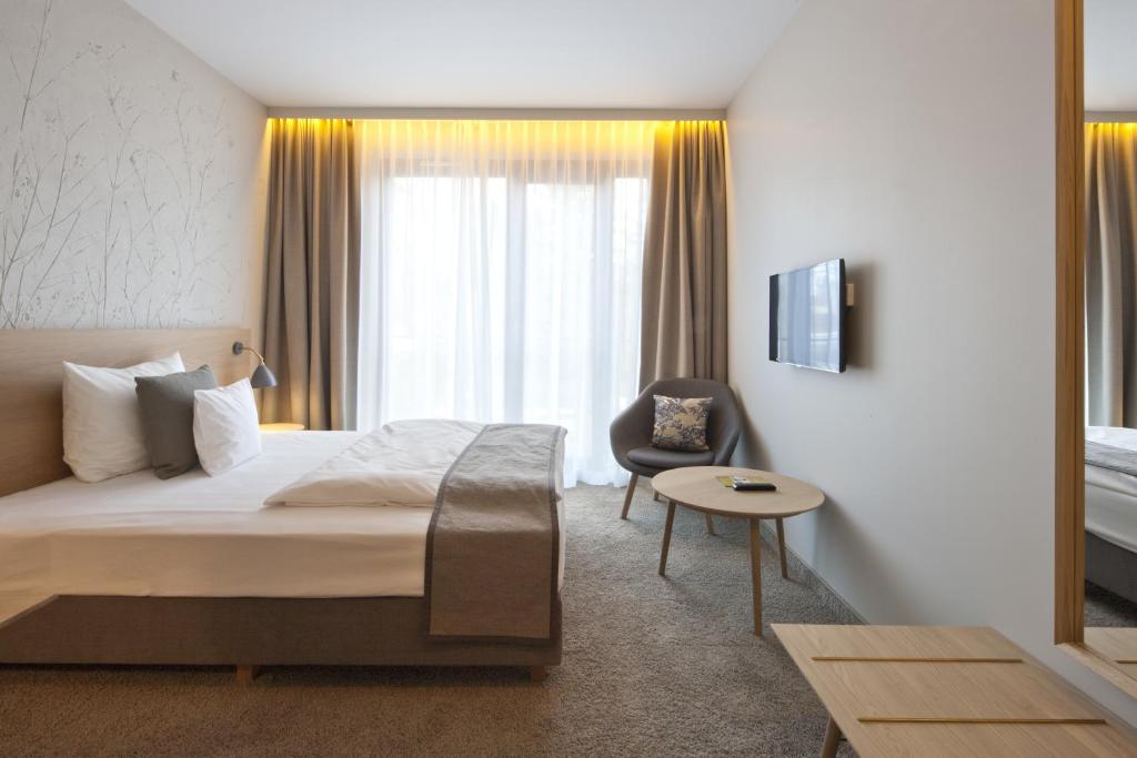 Postel nebo postele na pokoji v ubytování Fürstenfelder Hotel