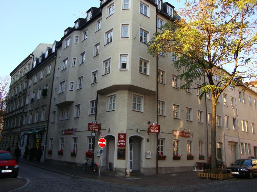 um grande edifício na esquina de uma rua em Pension Mona Lisa em Munique