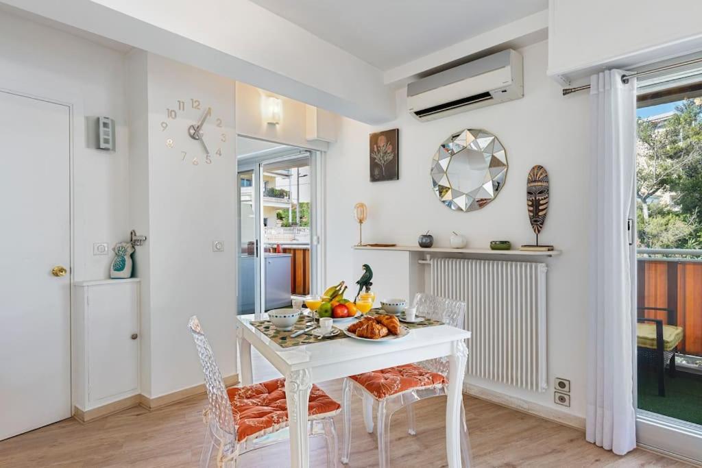 biała jadalnia z białym stołem i krzesłami w obiekcie Forville - AzuRenting Conciergerie -centre ville w Cannes