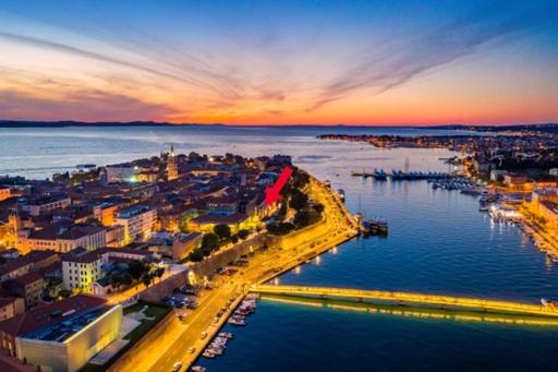 eine Luftansicht einer Stadt mit Hafen in der Unterkunft IL MURO apartment in Zadar