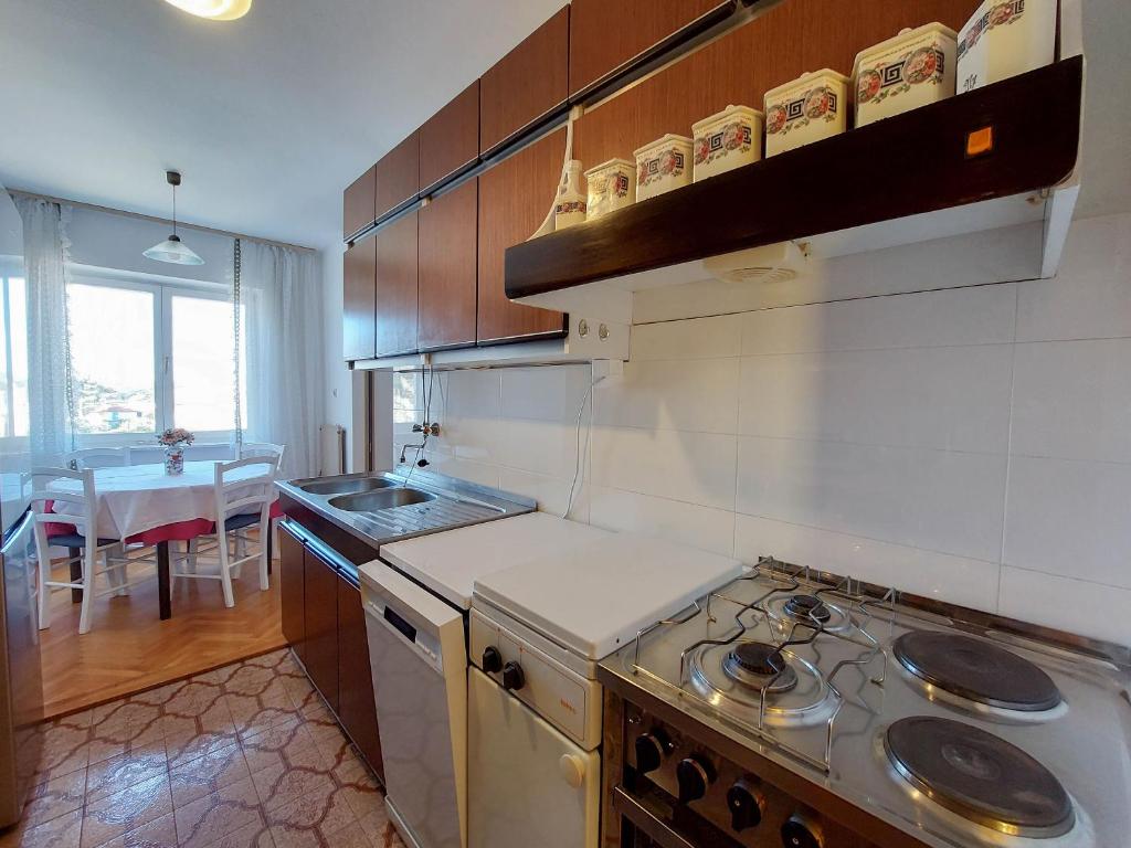 Kuchyň nebo kuchyňský kout v ubytování Apartments Nikola