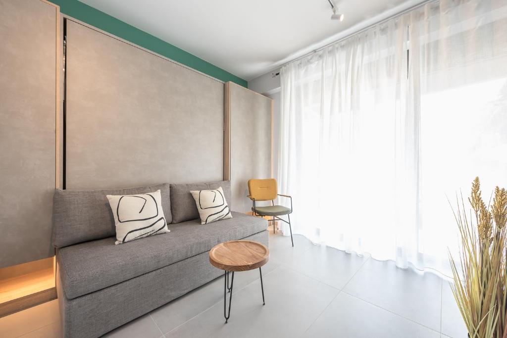 salon z kanapą i stołem w obiekcie Stylish Urban Suites w Atenach