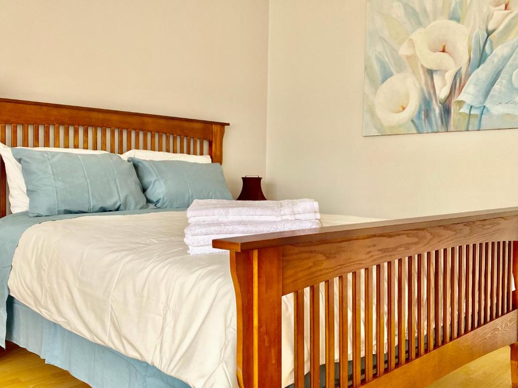 Postel nebo postele na pokoji v ubytování Burnaby Metrotown Cozy 3 Bedroom Suite