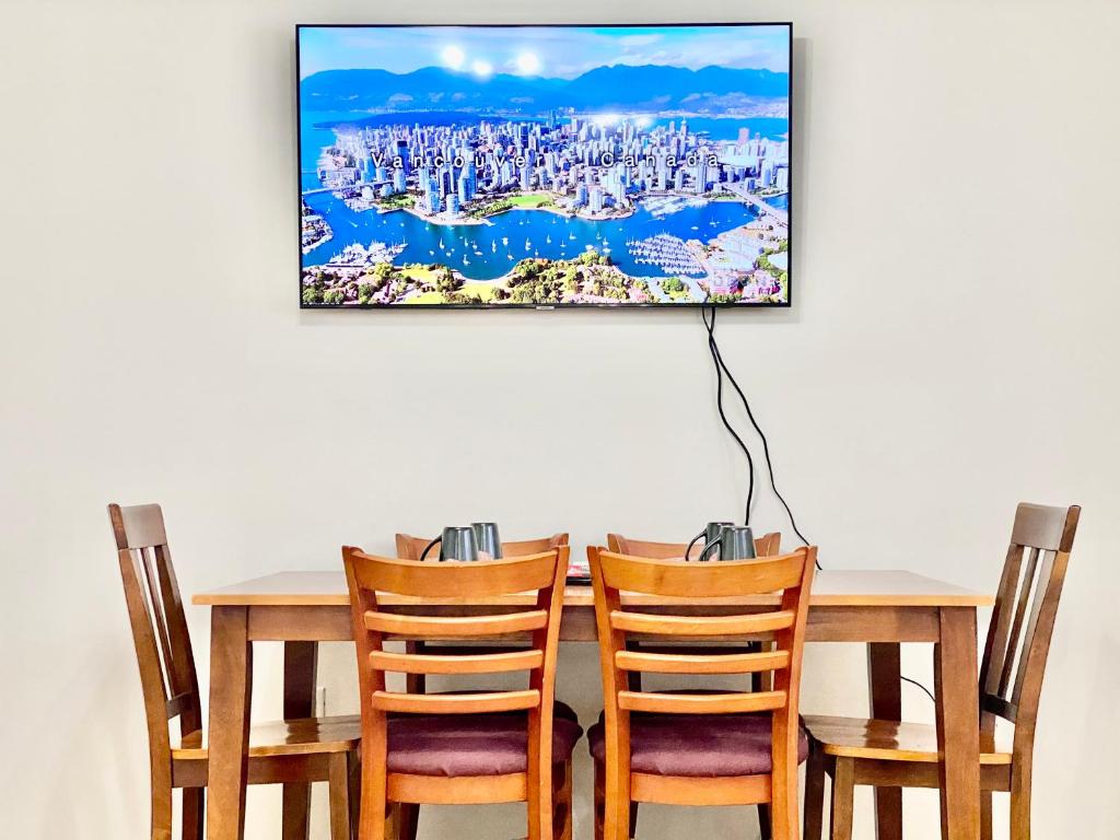 TV a/nebo společenská místnost v ubytování Burnaby Metrotown Cozy 3 Bedroom Suite