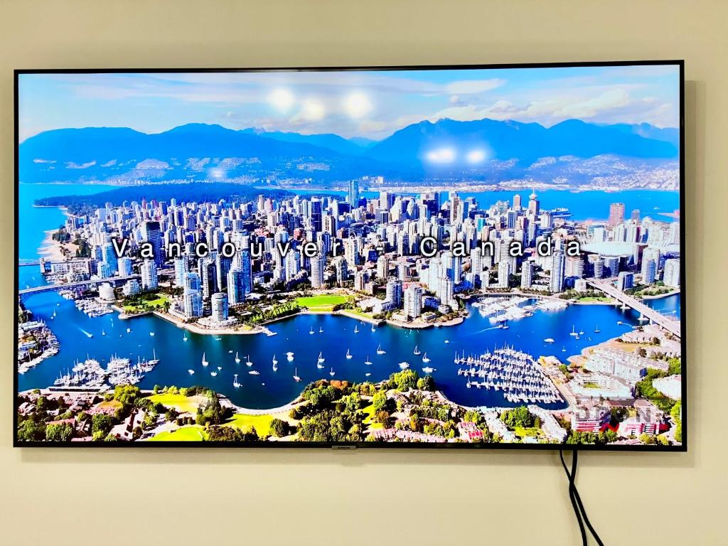 TV a/nebo společenská místnost v ubytování Burnaby Metrotown Cozy 3 Bedroom Suite