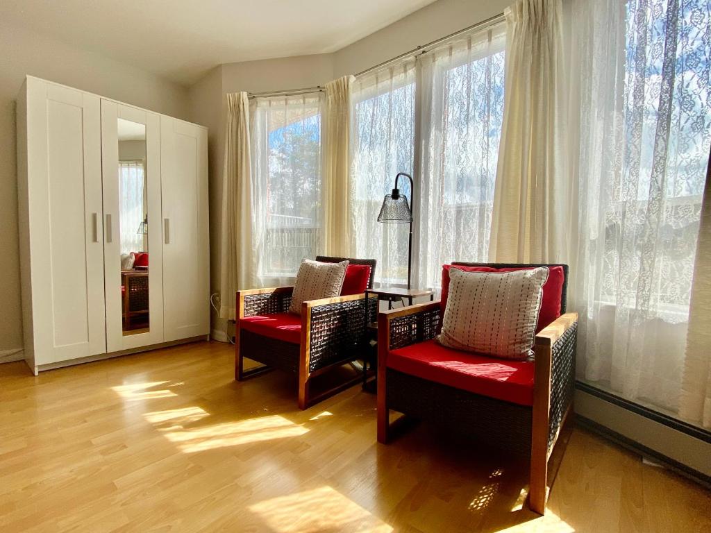 Posezení v ubytování Burnaby Metrotown Cozy 3 Bedroom Suite