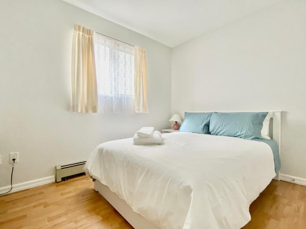 Postel nebo postele na pokoji v ubytování Burnaby Metrotown Cozy 3 Bedroom Suite