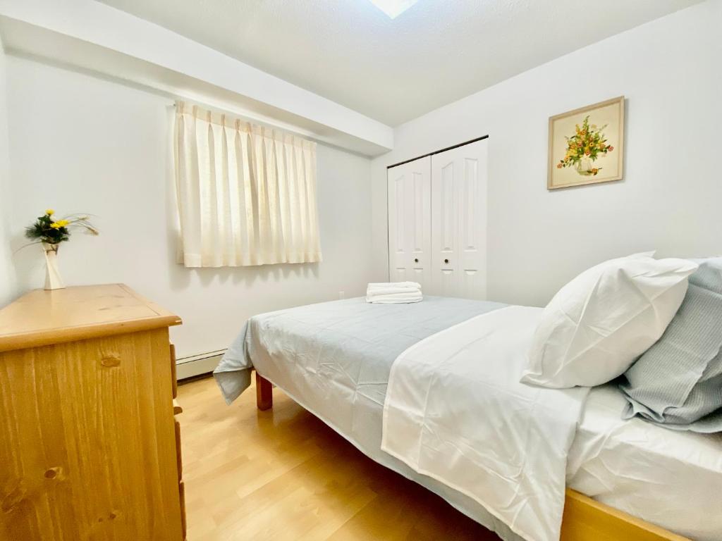 Postel nebo postele na pokoji v ubytování Burnaby Metrotown Cozy 3 Bedroom Suite
