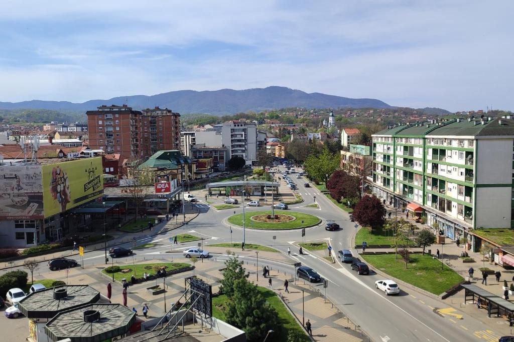 une vue aérienne sur une ville avec une rue dans l'établissement La Vista, à Loznica