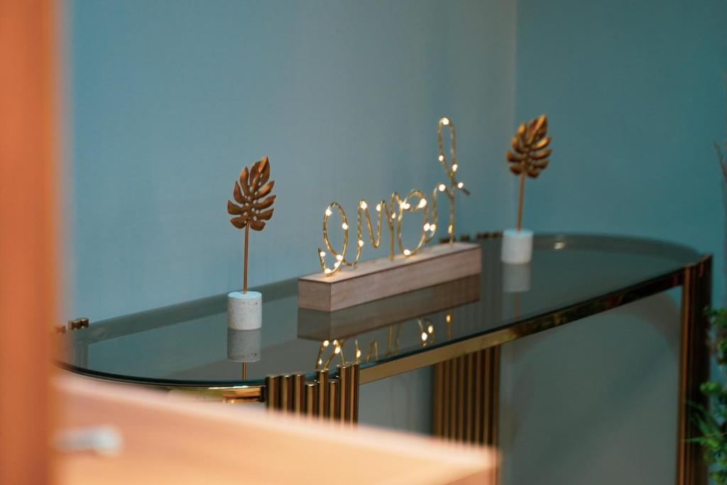 szklany stół ze świecami. w obiekcie الاسكتدريه w mieście ‘Izbat al Kūbānīyah