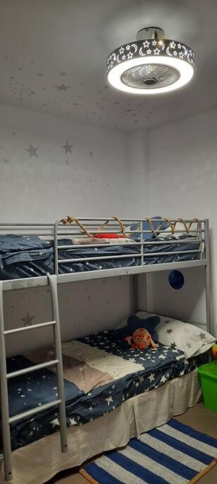 A bed or beds in a room at Apartamento con terraza privada, piscina y pkg