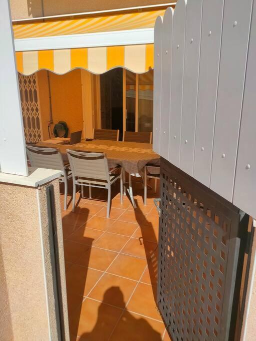 A balcony or terrace at Apartamento con terraza privada, piscina y pkg