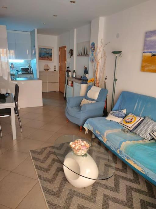 A kitchen or kitchenette at Apartamento con terraza privada, piscina y pkg