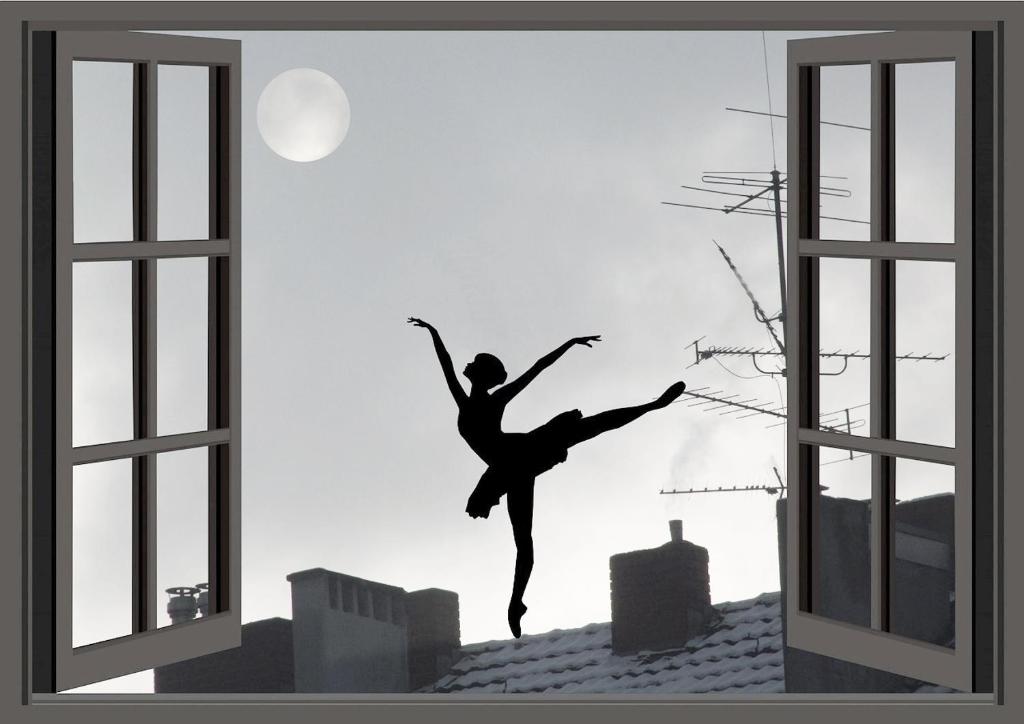 une silhouette d'une femme dansant au-dessus d'un bâtiment dans l'établissement DachtRaum Waldner, à Wurtzbourg