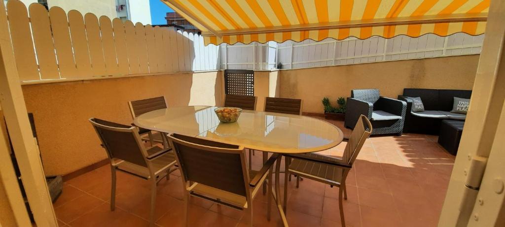 A seating area at Apartamento con terraza privada, piscina y pkg