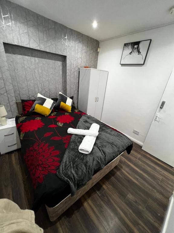 1 dormitorio con 1 cama con 2 toallas en Good priced Double Rooms in Sherperds bush, en Londres