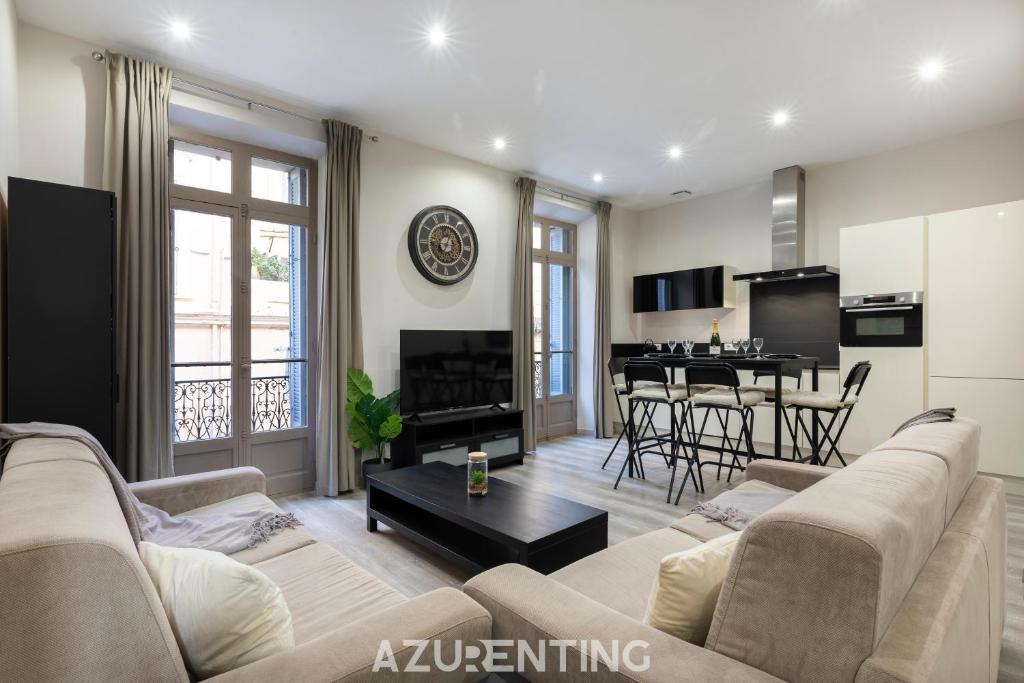 salon z kanapą i stołem w obiekcie Beautiful Stay - Azurenting w Cannes