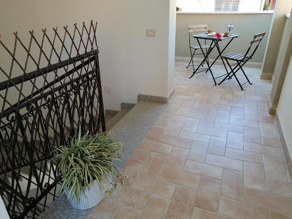 corridoio con pavimento piastrellato, tavolo e sedie di Biby's Place a Villaputzu