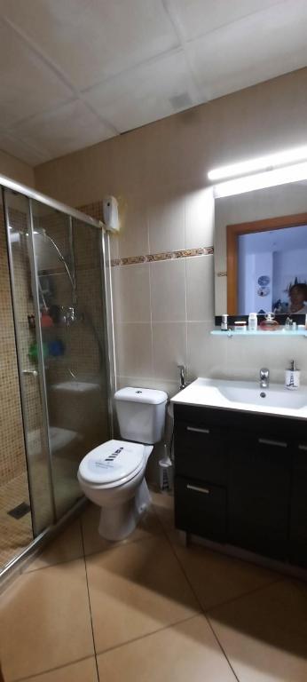 A bathroom at Apartamento con terraza privada, piscina y pkg