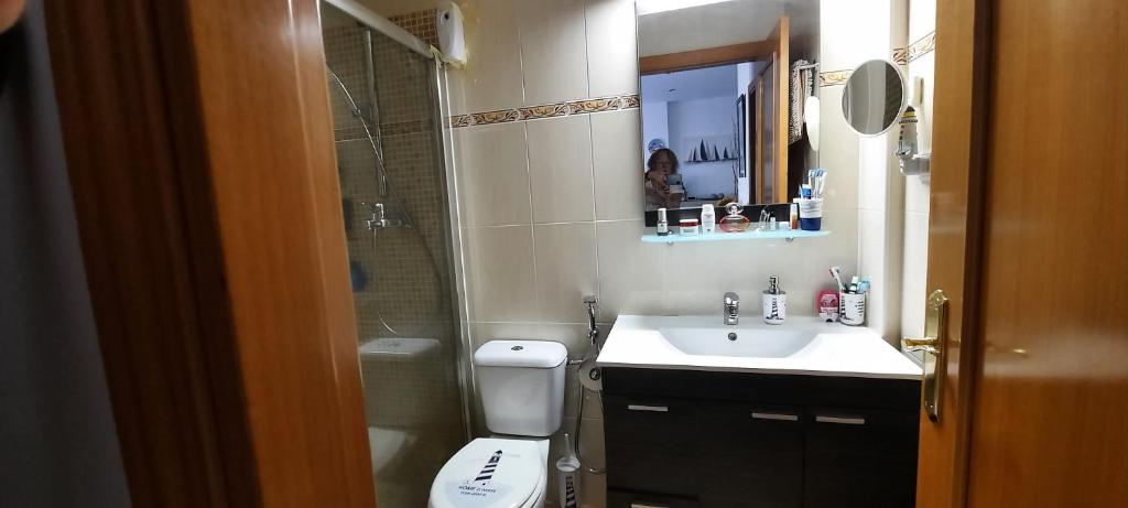 A bathroom at Apartamento con terraza privada, piscina y pkg
