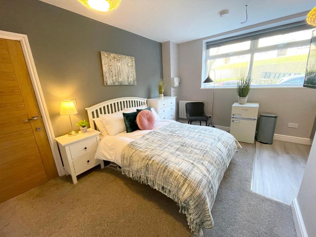 a bedroom with a bed and a window at Lovely 1 bed Studio Apartment 