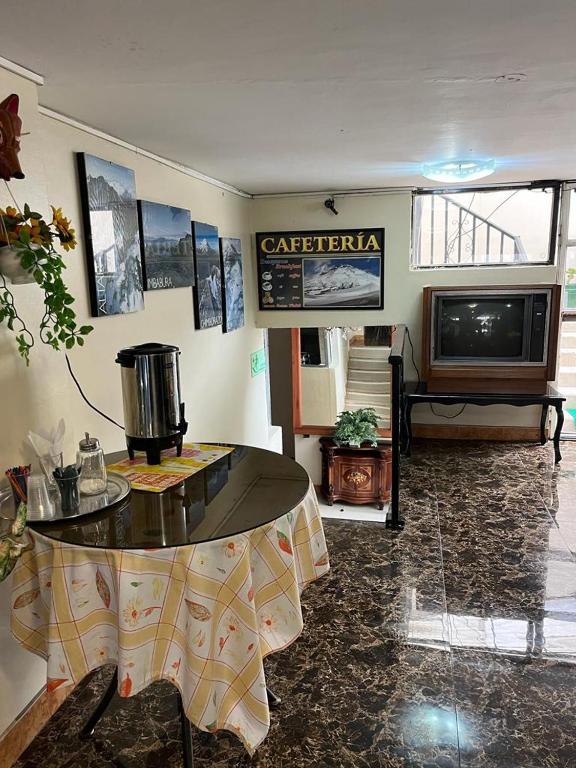 TV a/nebo společenská místnost v ubytování Hotel Cotopaxi