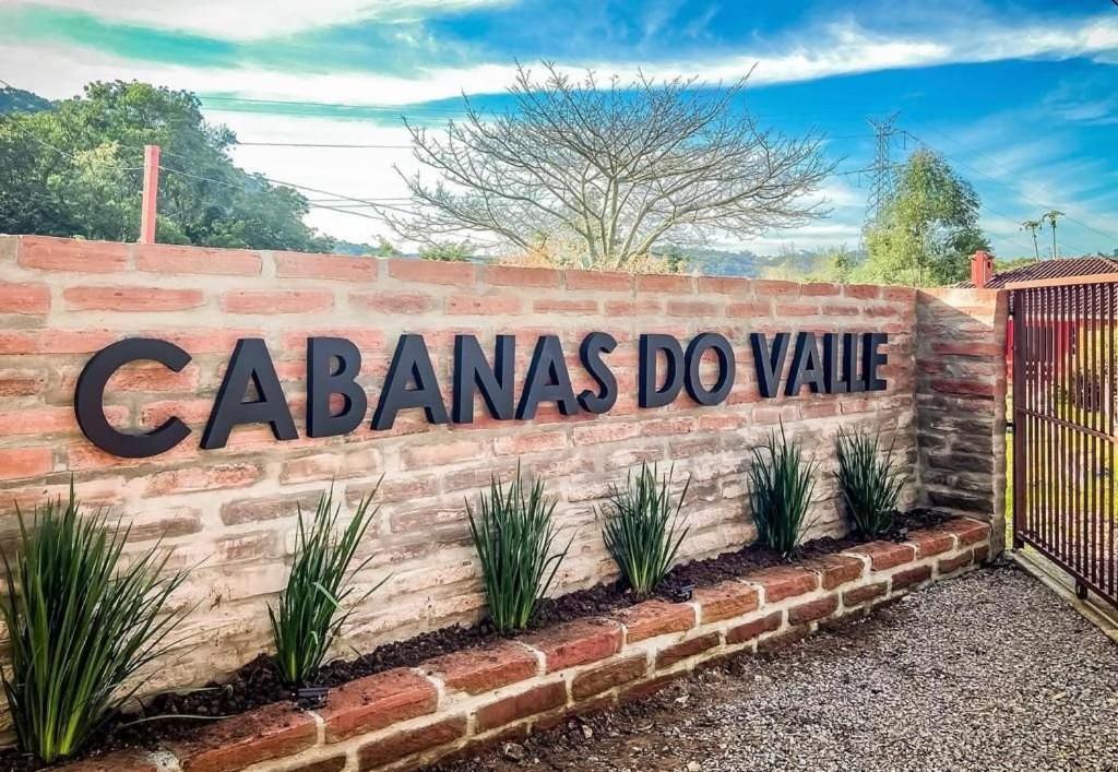 Itaara的住宿－Cabanas do Valle，带有读管的标志的砖墙