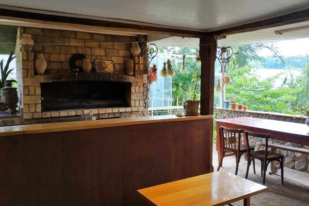 cocina con chimenea, mesa y sillas en Armenian traditional house in Dilijan, en Dilijan