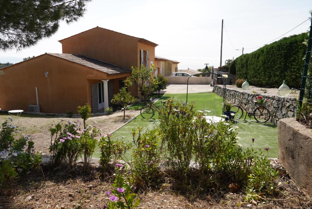 une maison avec un jardin devant dans l'établissement Villa Saveur Nature, à Cagnes-sur-Mer
