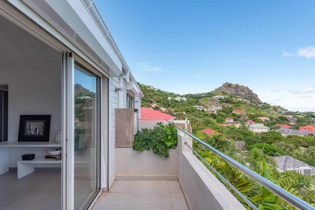 a balcony with a view of a mountain at Maison Palmier Blanc in Saint Barthelemy