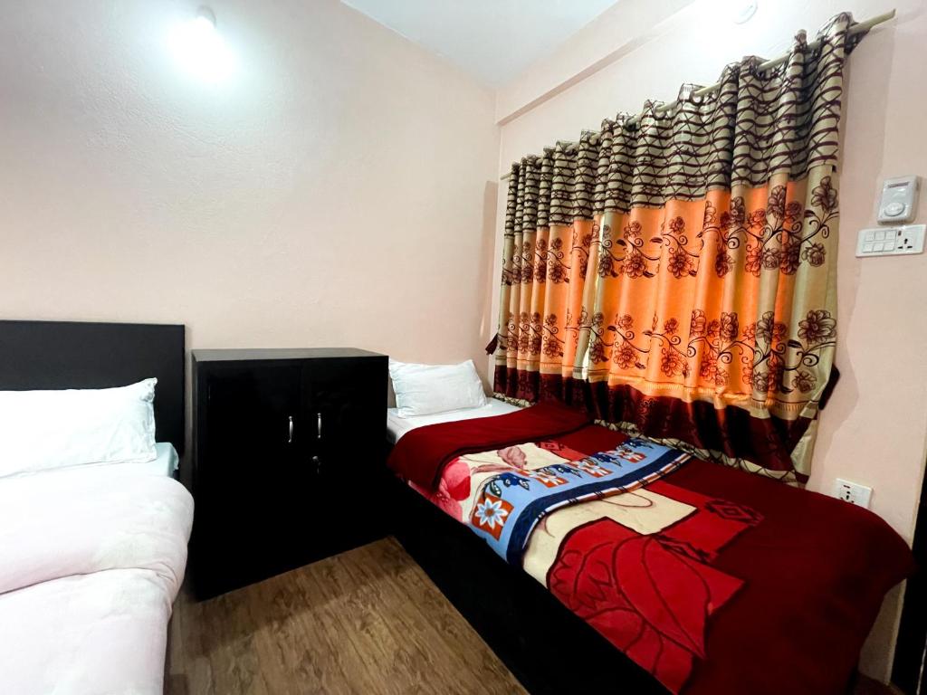 una camera con letto e finestra con tenda di Yuriko Guest House a Pokhara