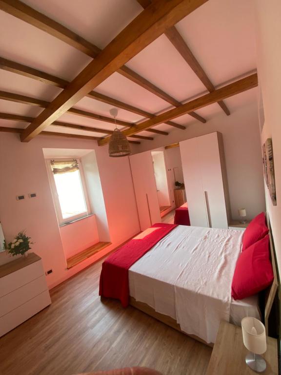 Zagarolo的住宿－Casa di Mila，一间卧室设有一张大床和一个窗户。