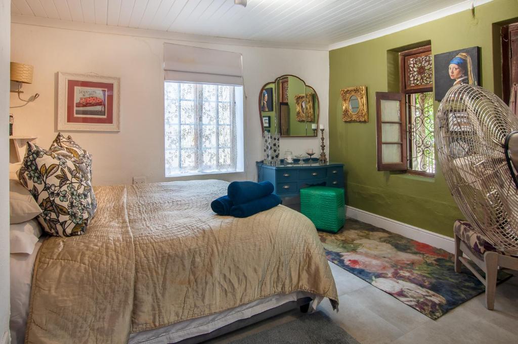 格雷頓的住宿－Art Box，一间设有床铺的卧室,位于一个拥有绿色墙壁的房间