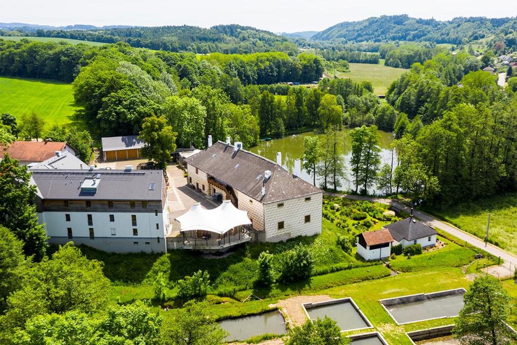 widok z góry na duży dom w polu w obiekcie Hotel Tvrz Orlice w mieście Letohrad