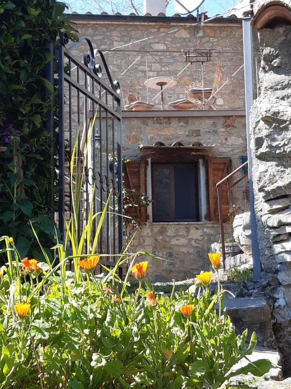 ElmoCasa della pace - apartment with private entrance的门前种满鲜花的花园