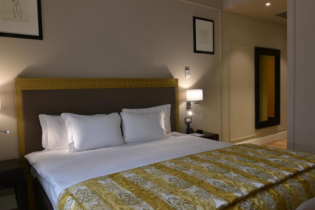 Postel nebo postele na pokoji v ubytování Grand Hotel Yerevan - Small Luxury Hotels of the World
