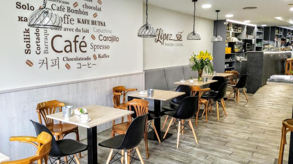 Un restaurante o sitio para comer en Apartamentos Terraza Ega
