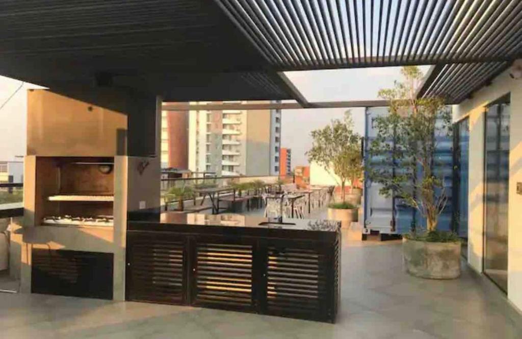 Una gran cocina con un gran patio abierto. en Smart Studio Nano en SantaCruz de la Sierra - Barrio Equipetrol, en Santa Cruz de la Sierra