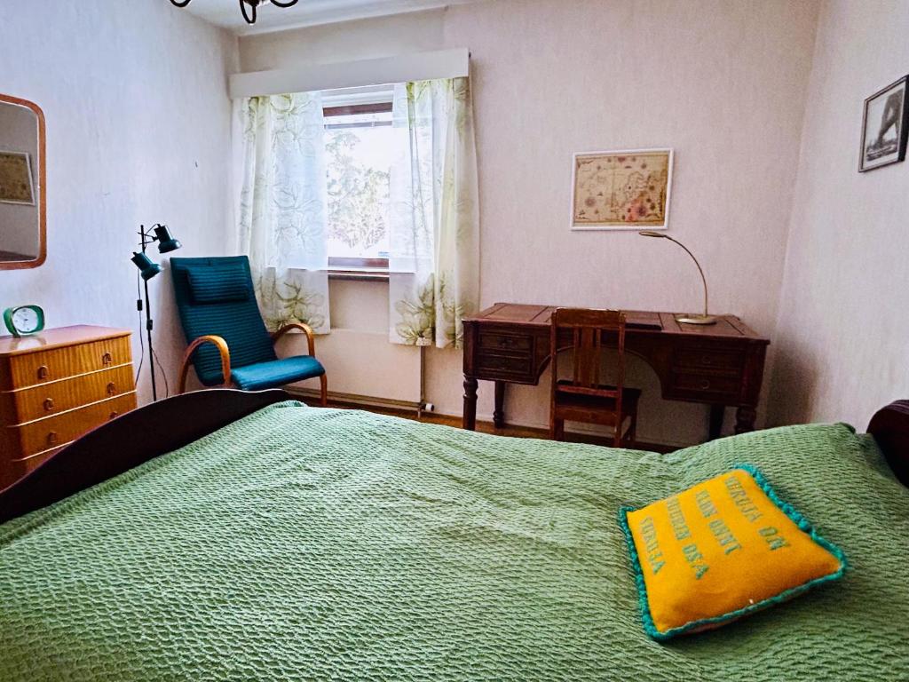 ein Schlafzimmer mit einem Bett mit gelbem Kissen darauf in der Unterkunft Tilava huoneisto Keuruun keskustassa in Keuruu