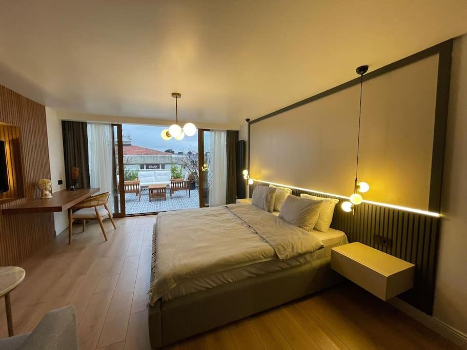 um quarto com uma cama grande, uma mesa e uma secretária em Luxury Penthouse in Nişantaşı em Istambul