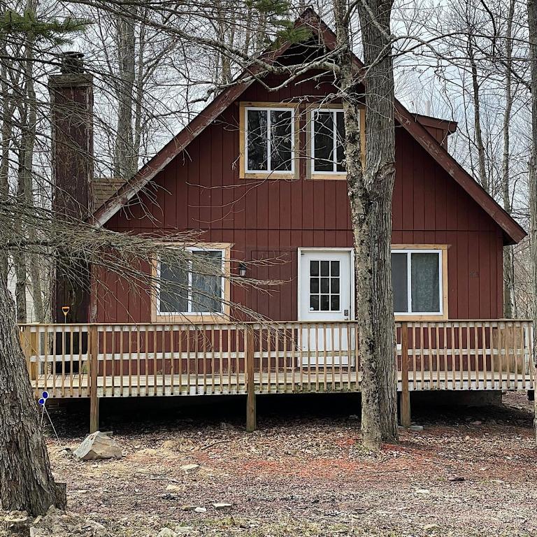 Cozy Cabin Chic Inviting Pet friendly in Poconos, Tobyhanna (updated